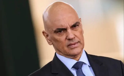 Ministro Moraes recebe fotógrafo com orixás, livros e bom humor