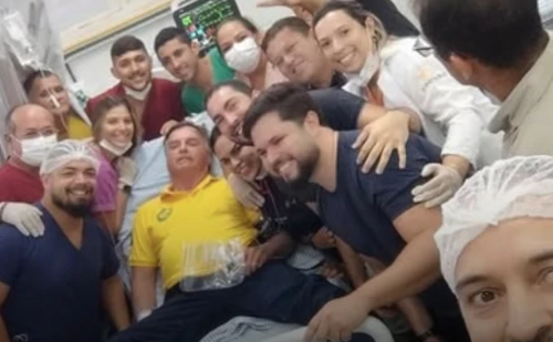 Bolsonaro é internado e equipe médica publica selfie no hospital