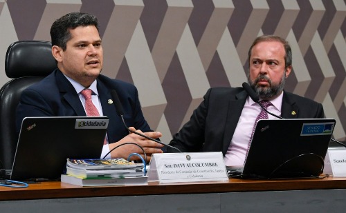 Alcolumbre dispara guerra para derrubar ministro Alexandre Silveira