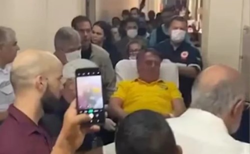 Sob gritos de "mito, volta Bolsonaro", ex-presidente segue para ser operado em Brasília