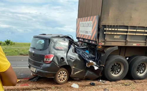 MG: Cinco pessoas morrem após carro bater em caminhão parado na BR-365