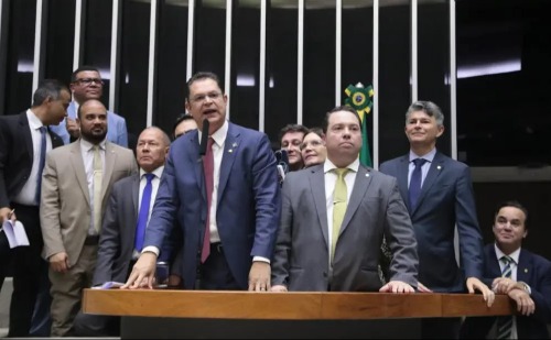 Requerimento do PL da Anistia recebe apoio de deputados da base do governo Lula