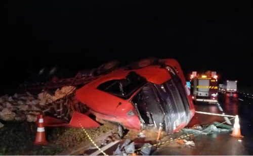Motorista de 23 anos morre após tombar caminhão carregado de batatas na BR-135