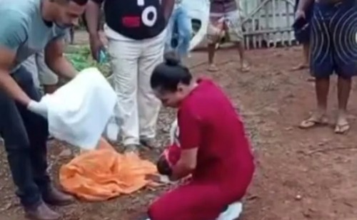Bebê é abandonado, atacado por cães e encontrado com parte da orelha e dos pés amputados
