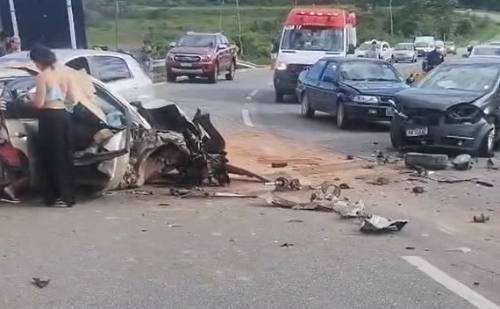 Acidente com quatro veículos deixa vítima presa entre ferragens entre Dionísio e Timóteo