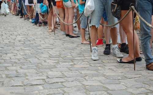 Após serem mandados ao fim da fila mesmo com comprovação do autismo, mãe e filho receberão indenização