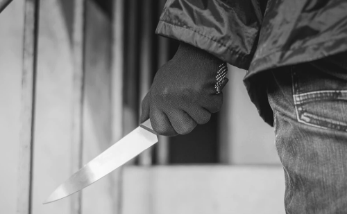 Pai foge após esfaquear filha de 3 anos e cravar arma no pescoço dela