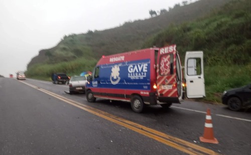 Motorista dorme ao volante, invade pista contrária e colide com caminhão na BR-381