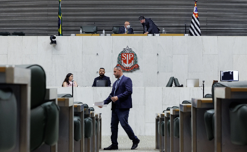 Deputados propõem fim da aposentadoria como punição a juízes em SP