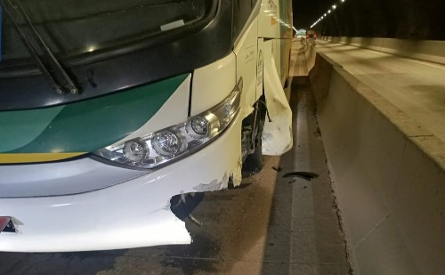 Ônibus colide em mureta e interdita túnel em Antônio Dias