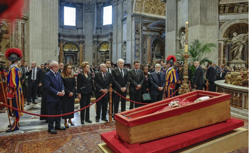 Lula, Janja, Dilma e autoridades se despedem do papa Francisco
