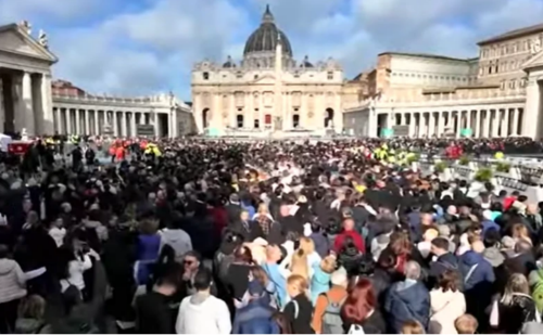 Papa Francisco é sepultado em cerimônia histórica com mais de 250 mil fiéis