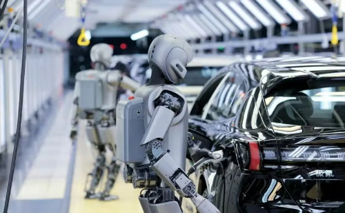 Robôs humanoides com inteligência artificial começam a atuar em fábricas