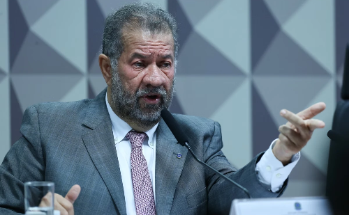 Carlos Lupi é esperado no Senado em meio a crise envolvendo fraudes no INSS