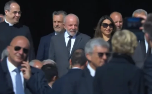 Comitiva de Lula e Janja no velório do Papa vira alvo de críticas