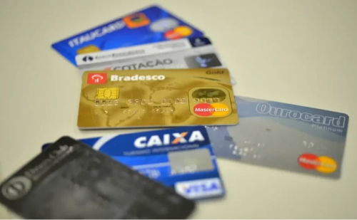 Juros do rotativo do cartão disparam e alcançam 445% ao ano