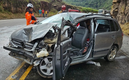 Colisão entre carro e carreta deixa quatro feridos na BR-381 em João Monlevade