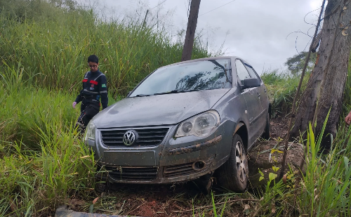 Carro sai da pista em Nova Era e condutor desaparece; veja vídeo