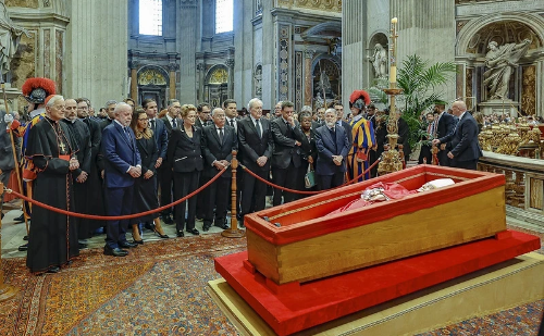 Governo Lula omite presença de acompanhante de Barroso em comitiva oficial