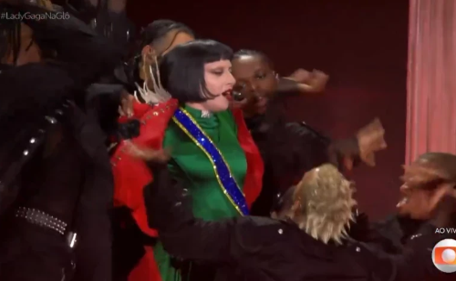 Lady Gaga surpreende com figurino nas cores do Brasil em show no Rio