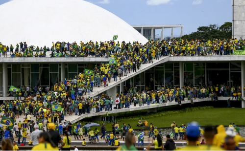 Manifestação pela anistia reúne aliados de Bolsonaro em Brasília