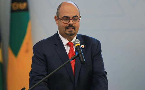 Com tom irônico, Simões critica sugestão sobre cannabis em conferência ambiental