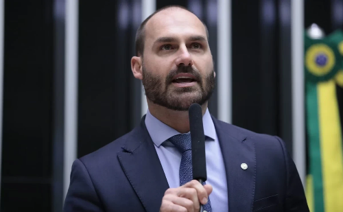 Lei Rouanet para espetáculo sobre cabaré causa críticas de opositores