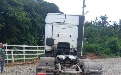 Motorista fica preso nas ferragens em acidente na LMG-758, em Açucena