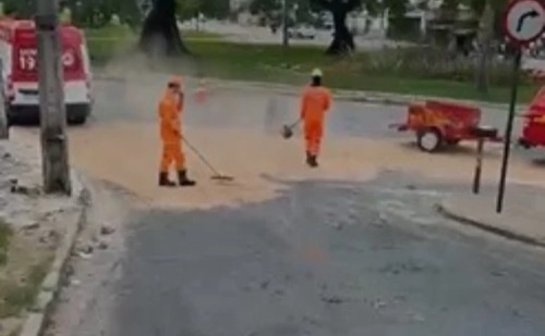 Vazamento de óleo causa acidentes em avenida movimentada de Ipatinga
