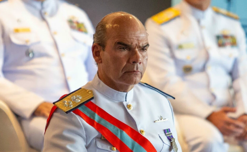 Comandante da Marinha assume interinamente Ministério da Defesa