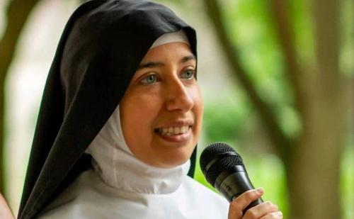 Freira brasileira diz ter sido afastada por ser 'bonita demais' e recorre ao Vaticano