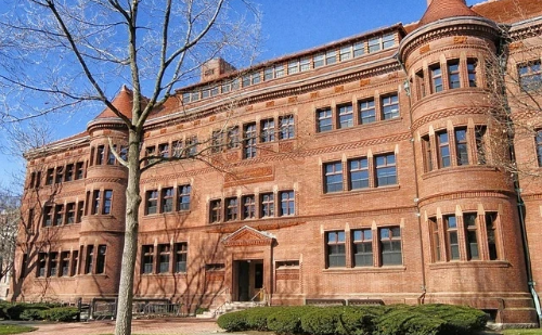 Após apelo por diálogo, Trump impõe novo corte bilionário a Harvard