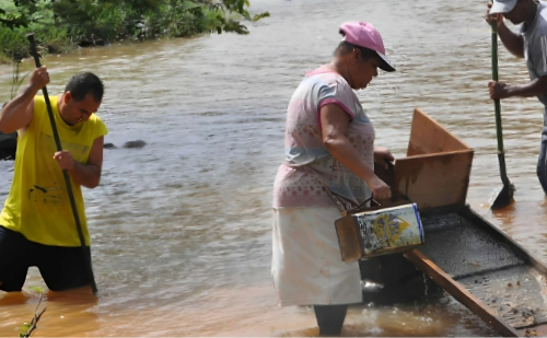 Atingidos de Mariana temem ficar sem indenização após fim de programa