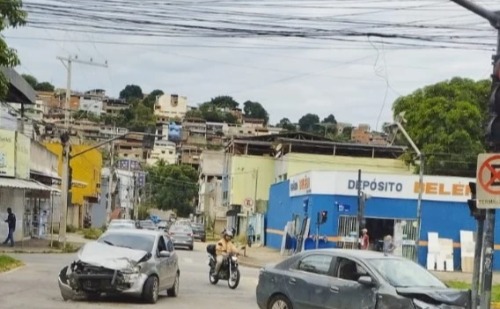 Acidente entre dois carros em cruzamento de Ipatinga deixa mulher ferida