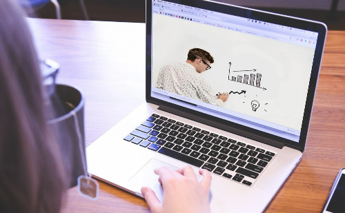 Baixa alfabetização limita acesso digital e exclui milhões no Brasil