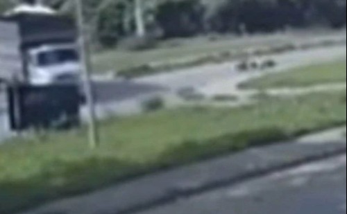 Motociclista de 20 anos morre após ser atropelado por caminhão; condutor foge sem prestar socorro em MG