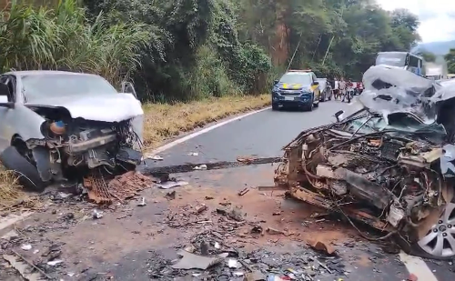 Carro com família bate de frente na BR-381; criança morre no local e casal é gravemente ferido