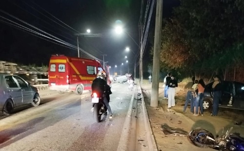 Acidente envolvendo dois veículos e uma moto foi registrado na noite de sábado; motociclista teve que ser levado ao hospital em estado grave