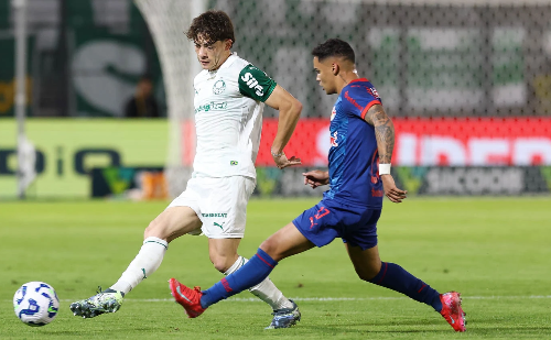 Palmeiras vira em ritmo acelerado, vence Bragantino fora de casa e dispara na liderança do Brasileirão