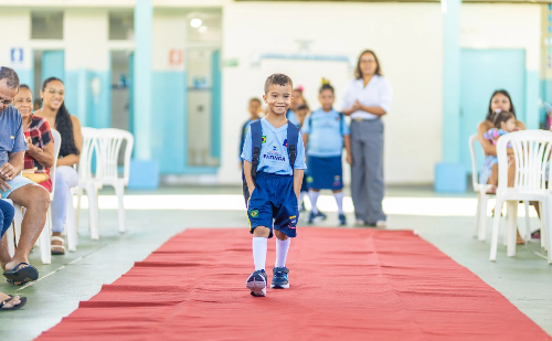 Desfile de alunos marca início da entrega de uniformes em Ipatinga