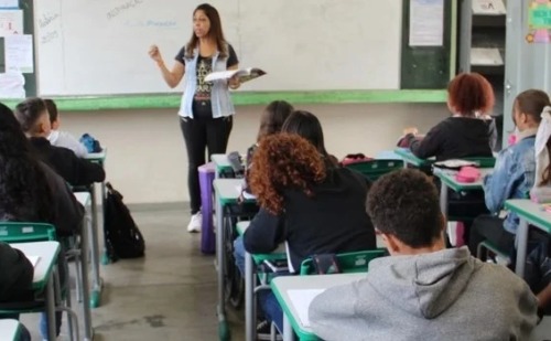 Governo de Minas sanciona reajuste para professores da educação básica; saiba mais