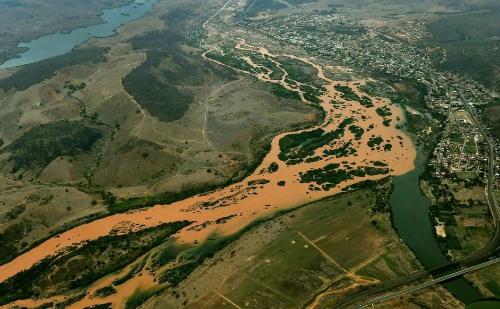 Moradores do Leste de Minas recebem atendimento sobre indenização de R$ 35 mil; confira as cidades