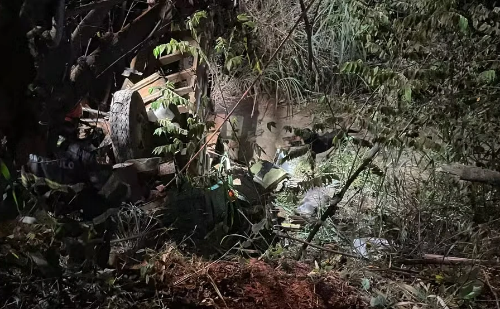 Motorista morre após caminhão despencar de ponte em estrada rural de SP