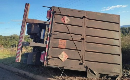 Caminhão tomba em curva e deixa pai e filho mortos em Minas Gerais