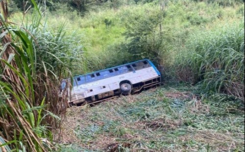 Queda de micro-ônibus deixa um morto e feridos em estrada mineira