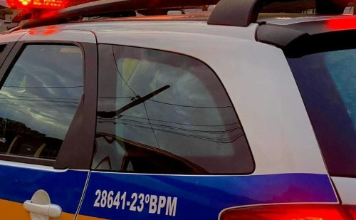 Após alerta, avó encontra filha e neto mortos sobre colchão em casa