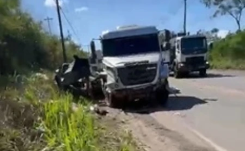 Vídeo: acidente entre carro e caminhão complica trânsito na BR-458 em Santana do Paraíso