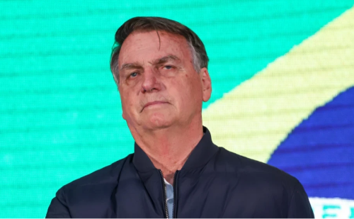 Bolsonaro é ovacionado em evento de prefeitos e sugere candidatura em 2026