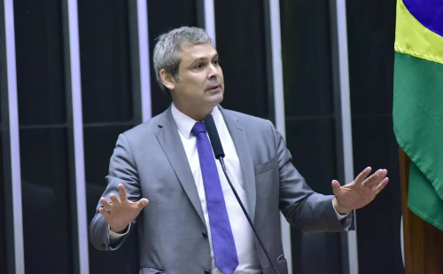 PT aciona PGR e pede prisão de Eduardo Bolsonaro por fala nos EUA