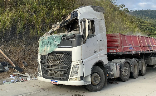 Caminhão carregado com cimento tomba e motorista morre preso às ferragens na BR381 em Antônio Dias